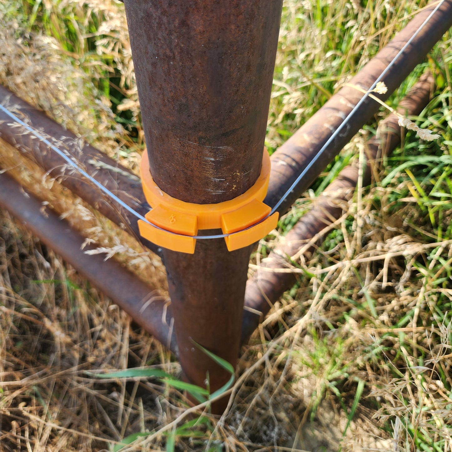 Outside Corner Insulators for Pipe Fence