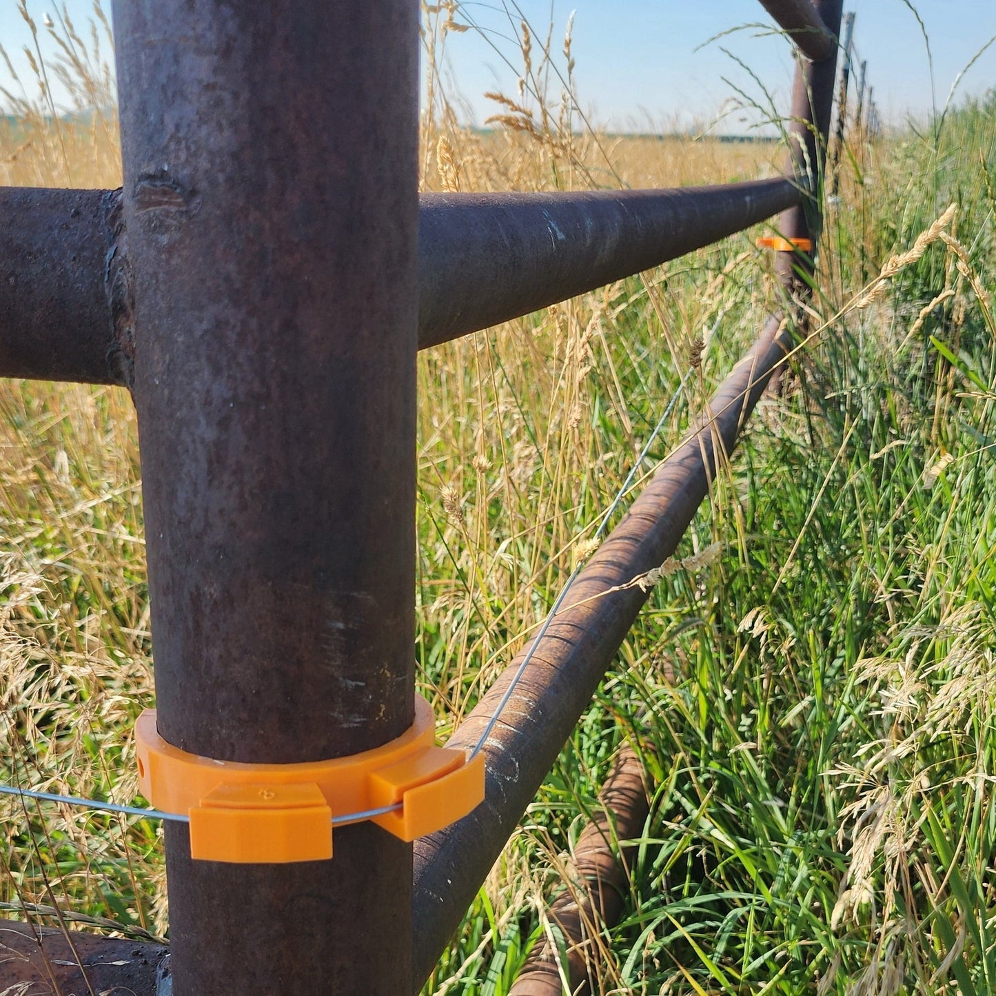 Outside Corner Insulators for Pipe Fence